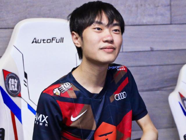 她会走进校 她会走进校