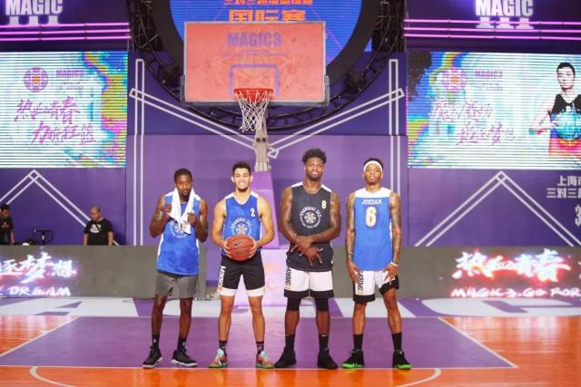 有些拘谨 有些拘谨